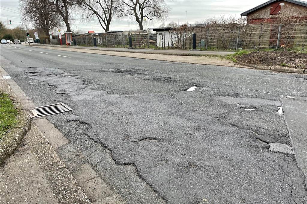 Umbau der Planetenfeldstraße: Anwohner fühlen sich schlecht informiert Marode Fahrbahn der Planetenfeldstraße zwischen Fine Frau und Martener Hellweg