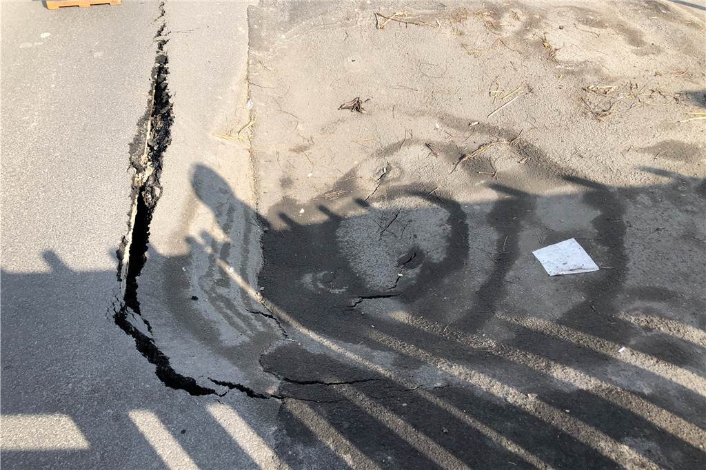Die Fahrbahn der Wickeder Straße hat sich um sechs Zentimeter abgesenkt und der Asphalt ist eingerissen