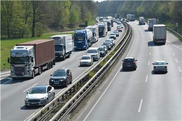 Die Fahrbahndecke der Autobahn 43 wird zurzeit saniert. Auch an der Ausfahrt Lavesum.