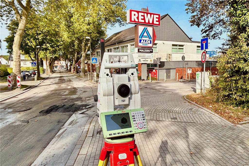 Sperrung der Höchstener Straße sorgt für abenteuerliche Szenen Die Fahrbahndecke in Teilen der Höchstener Straße wird erneuert. Bis Sonntag (15.10.) sollen die Arbeiten beendet sein. Dann sind auch wieder beide Zufahrten zum Einkaufszentrum nutzbar.