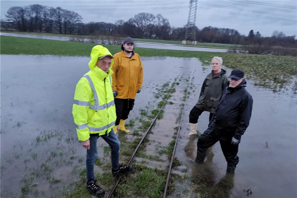 Lippe-Hochwasser: Betroffene machten sich Eindruck von den Schäden Die Fahrbahnfreunde machten sich auch ein Bild von den Schäden.