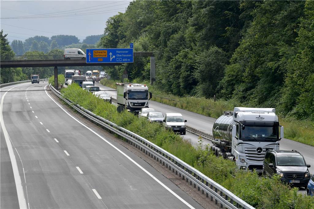 Unbekannte legten Ampel an B236/B54 in Lünen lahm: Defekt repariert Die Fahrbahnsanierung der B236 Richtung Lünen ist fast abgeschlossen.