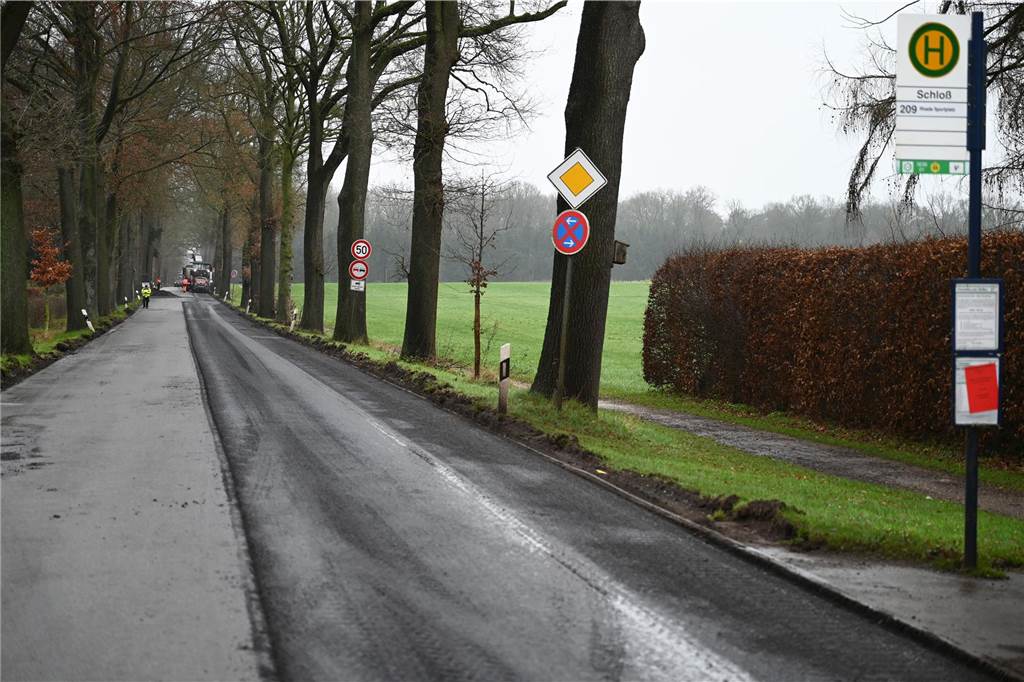 Chaos an „Schlossallee“: Autofahrer fahren trotz Sperrung in Baustelle Fahrbahnsanierung der Wulfener Straße