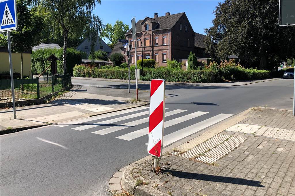 Ärger über Gefahrenstelle in Lanstrop – Stadt sieht keinen Unfallschwerpunkt Die Fahrbahnverengung an der Lanstroper Straße in Höhe der Einmündung zur Merkurstraße ist vielen Lanstropern ein Dorn im Auge