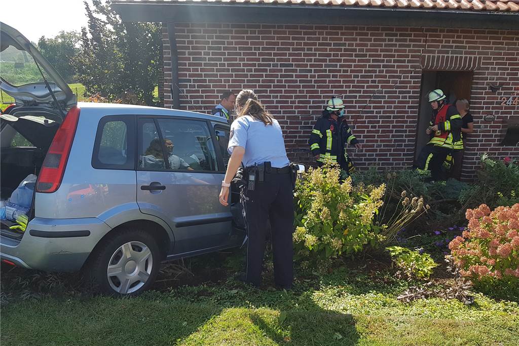 Autofahrerin prallt in Linkskurve gegen eine Gahlener Hauswand Die Fahrerin wurde vorsichtshalber ins Krankenhaus gebracht.