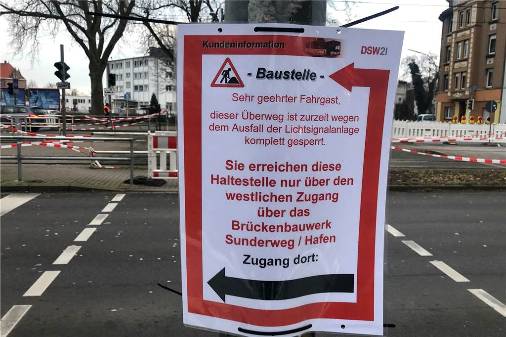 Zugang zu Stadtbahn-Haltestelle ist teilweise gesperrt: Fahrgäste klettern über Absperrung Die Fahrgäste werden auf Aushängen informiert.