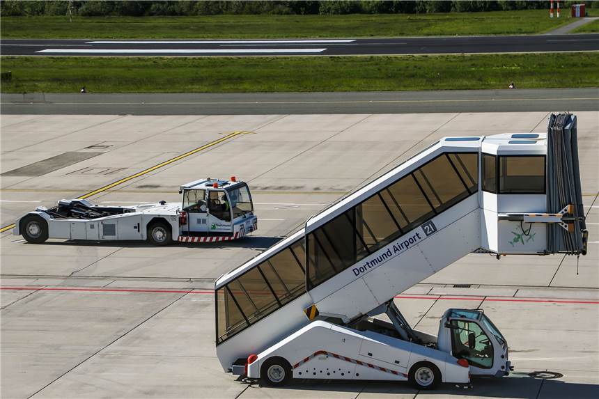 Passagierzahlen am Flughafen Dortmund brechen dramatisch ein Die Fahrgastbrücken bleiben leer. Am Flughafen Dortmund ist der Flugverkehr fast zum Erliegen gekommen.