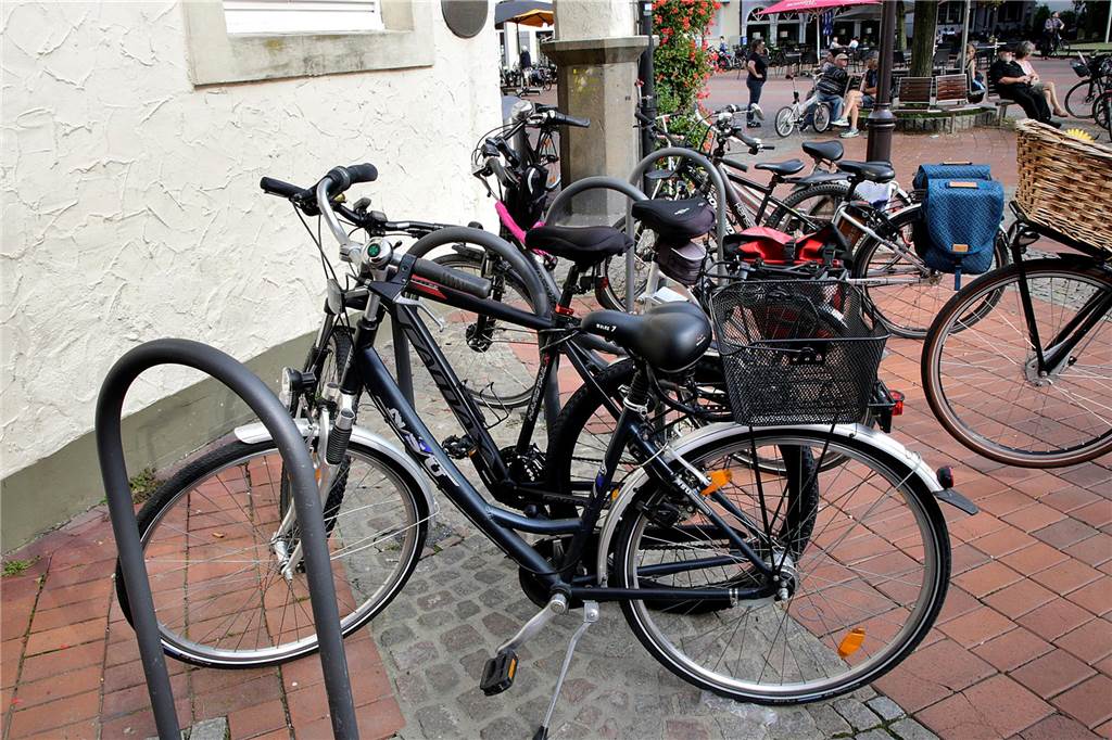 Umlaufsperren sind unüberwindbare Hindernisse für Lastenräder Fahrräder stehen in Fahrradständern.