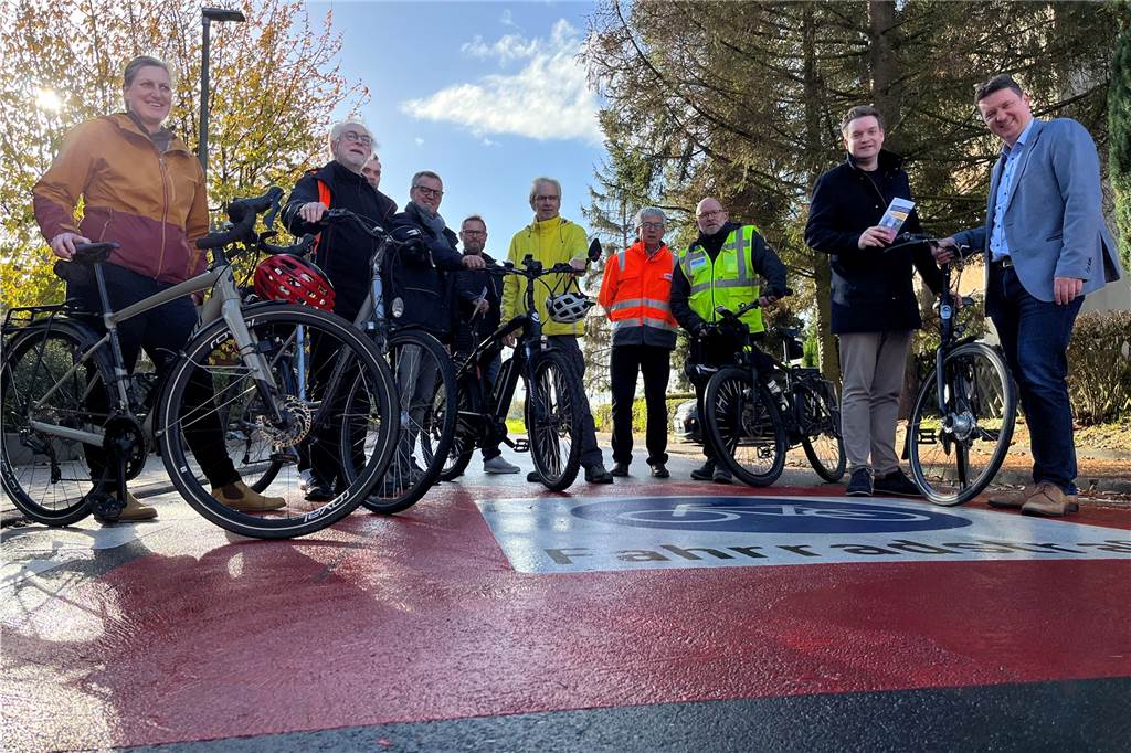 Fahrradstraße eingeweiht: Stadt und ADFC begrüßen Signal Die Verantwortlichen der Fahrradstraße in Castrop-Rauxel bei der Eröffnung.