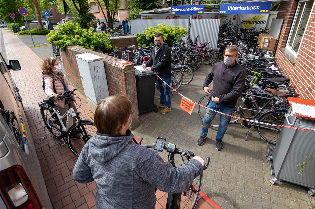 Die Fahrradwerkstätten in Ahaus platzen aus allen Nähten. Kürzere Schlangen gibt es zwar, echte Engpässe gibt es jedoch auch in den Sommerferien nicht.
