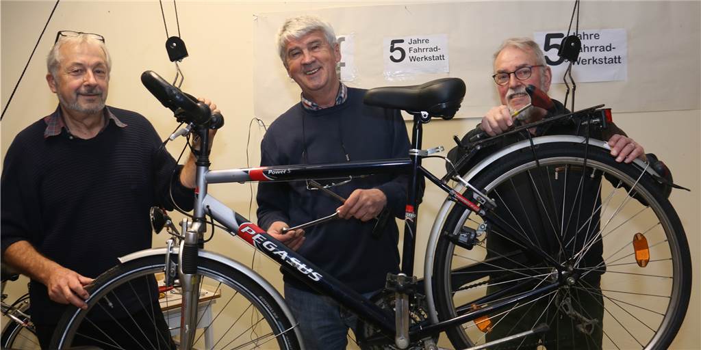 Werkstatt der Flüchtlingshilfe Werne gehen die Fahrräder aus Die Verantwortlichen der Fahrradwerkstatt Werner Janßen, Franz-Josef Dahmen und Konrad Günther (v.l.) halten ein Fahrrad.