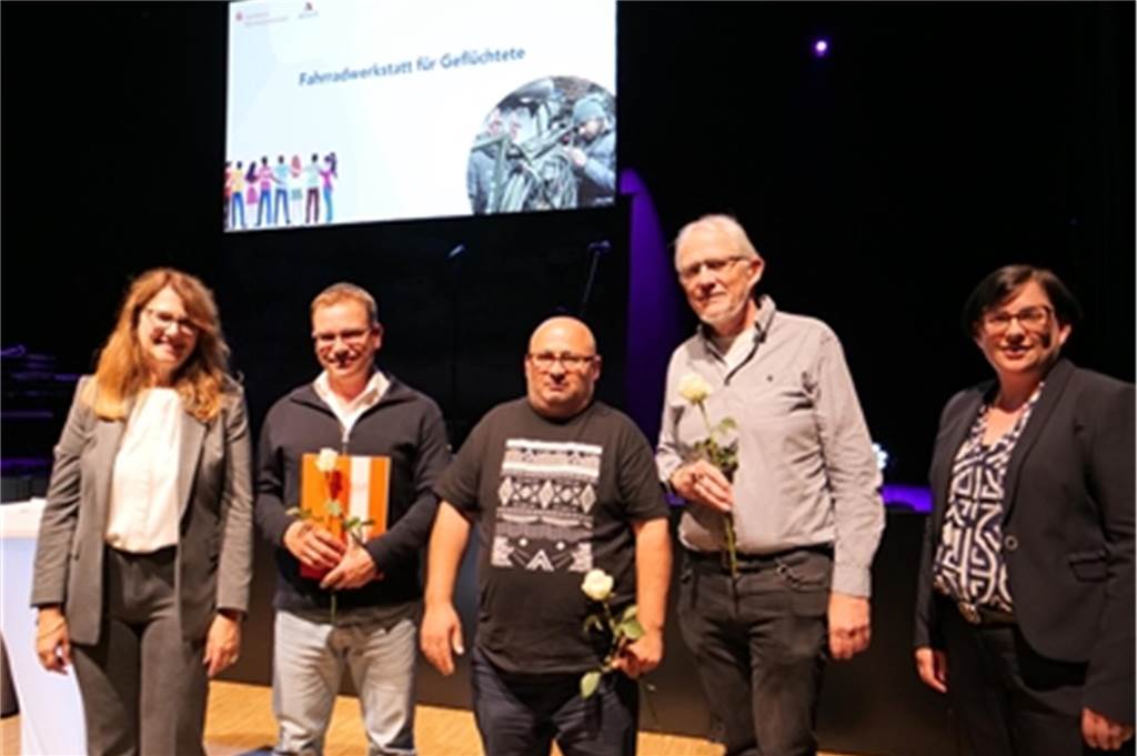Bullemänner sorgen bei Ahauser Ehrenamtsgala für gute Laune Bürgermeisterin Karola Voß, Preisträger Die Fahrradwerkstatt für Geflüchtete und Anne Honermann, Regionalleiterin Ahaus der Sparkasse Westmünsterland