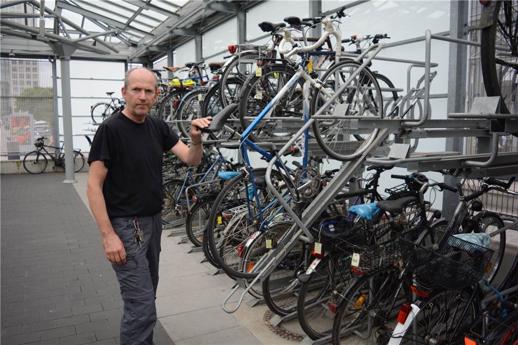 Sichere Stellplätze, Reparaturservice und Arbeitsgelegenheiten - das bieten Radstationen Die Fahrräder sind auf zwei Etagen geparkt - in sogenannten Doppelstockparkern, wie Jürgen Beck erklärt.