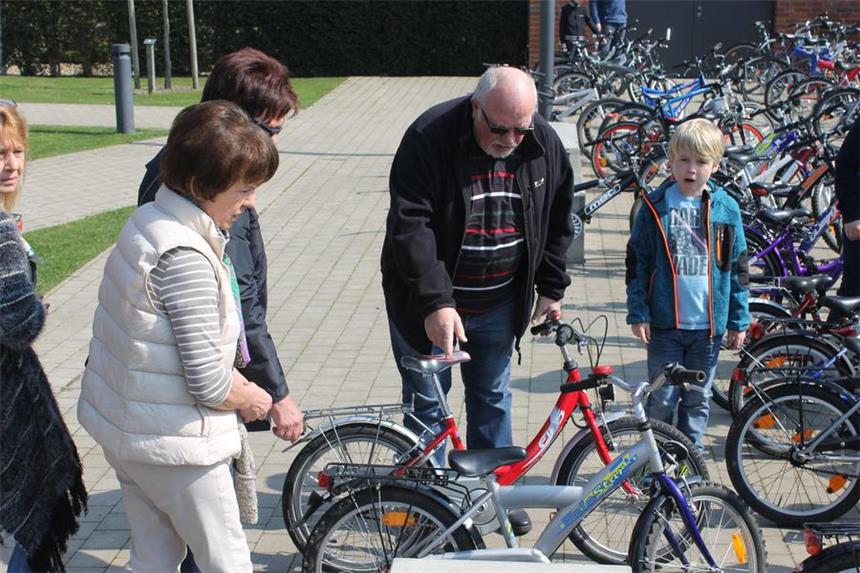 Wenn 120 Drahtesel die Besitzer wechseln Die Fahrräder wurden genaustens unter die Lupe genommen.