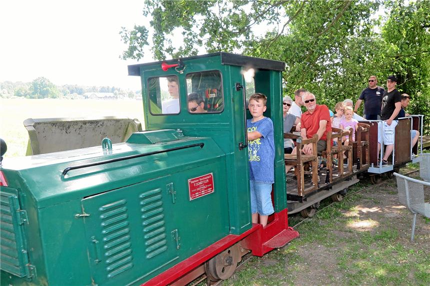 Feldbahnfreunde haben noch viele Pläne Die Fahrten mit der offenen Feldbahn im Gahlener Aap machte den Besuchern am Samstag viel Spaß. Foto: Helmut Scheffler