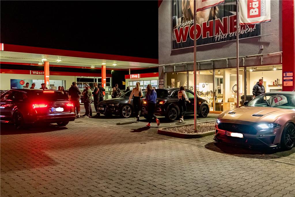 Tuning-Treffen in Lünen aufgelöst Die Fahrzeuge kamen aus weitem Umkreis.