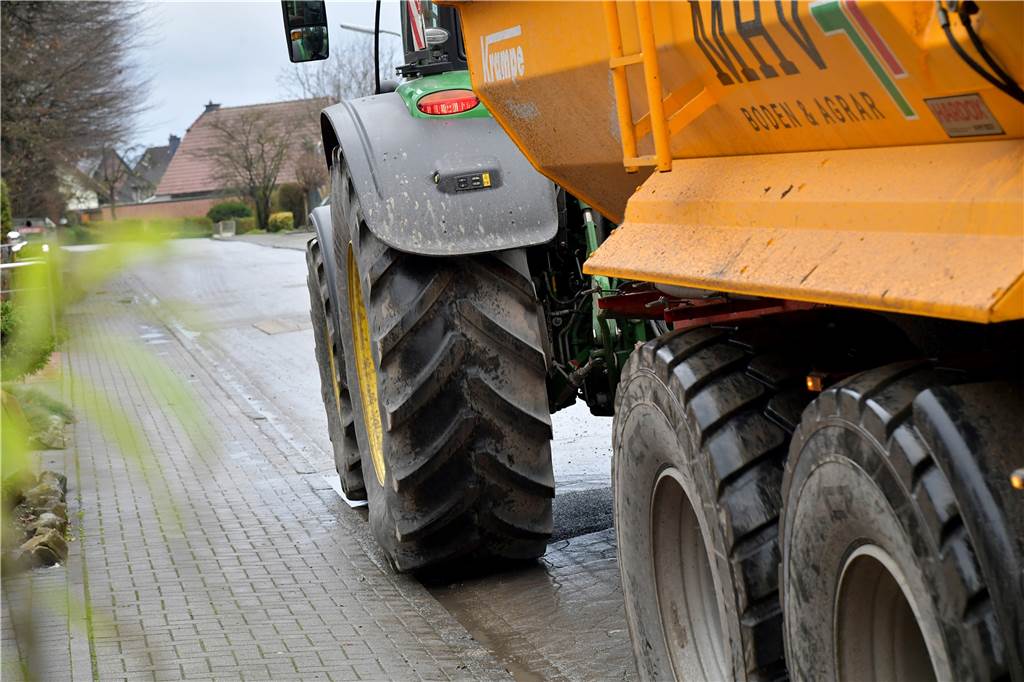 Baustelle am Pädagogenweg: Anwohner ärgern sich über fehlende Kommunikation Die Fahrzeuge passieren mitunter auch die Gehwege. Anwohner haben Angst, dass das für eine baldige Sanierung sorgen könnte.
