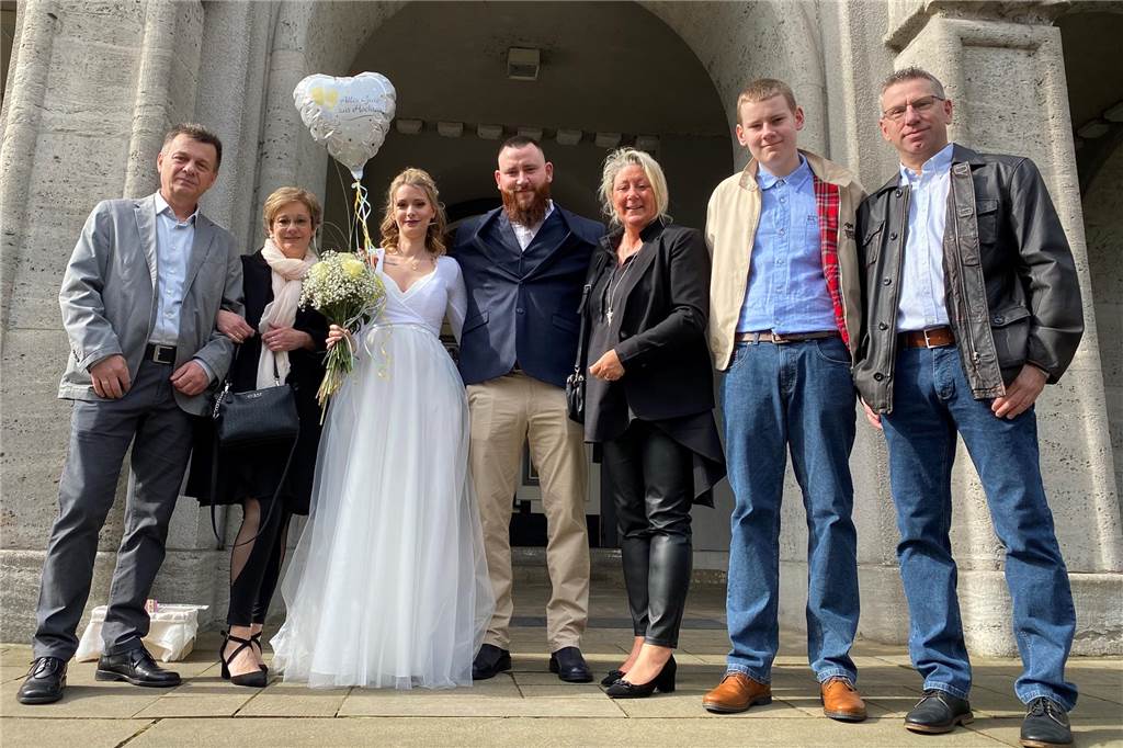 Heiratsantrag am Freitag, dem 13.: Isabella und Tim sagten „Ja“ Familie vor dem Rathaus in Schwerte