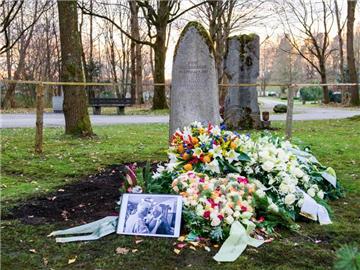 Die Familie hat einen Naturstein für Dieter Hildebrandts Grab ausgesucht. Um den gab es jetzt Ärger. Foto: Marc Müller
