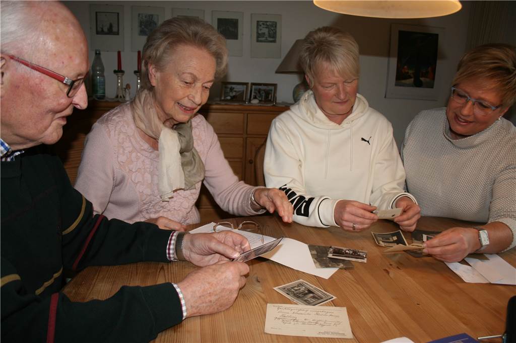 150 Jahre Kortenkamp: „Bücher zu verkaufen, war immer das Schönste“ Die Familie Kortenkamp beim Betrachten einiger alter Fotos. Von links: Norbert und Hanne Kortenkamp, Anne Heine-Hagen und Andrea Timm-Kortenkamp.