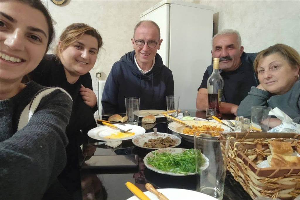 Pensionierter Lehrer unterwegs im Krisengebiet: Unterricht für Armenien Die Familie musste aus Berg-Karabach fliehen. Gemeinsam lebte der Kirchhellener drei Wochen lang mit ihnen in einem Haus in Armenien.