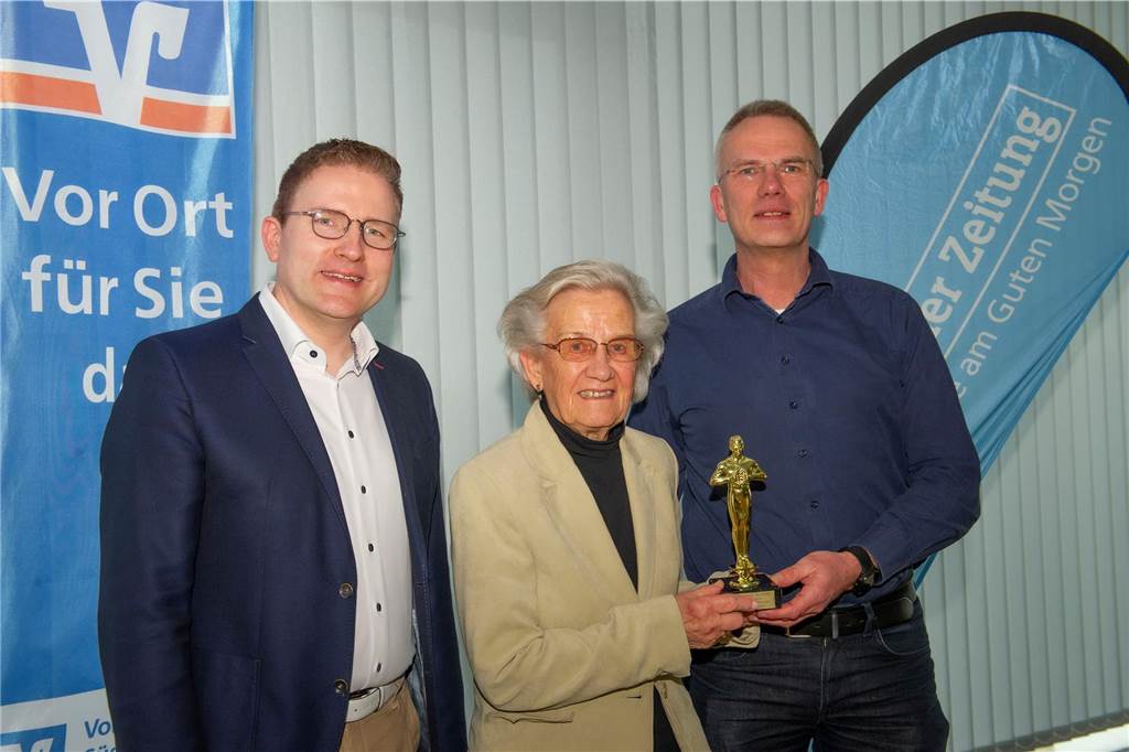 Die Familie nimmt den Preis entgegen: Da Radsportlerin Jette Aelken, Sportlerin des Monats Oktober, seit einiger Zeit in den USA lebt, konnte sie ihre Auszeichnung nichtselbst entgegennehmen. Vater Marc und Oma Gertrud, die auch mit den Flaesheimer Tennis-Damen vor Ort war, nahmen den Pokal mit.