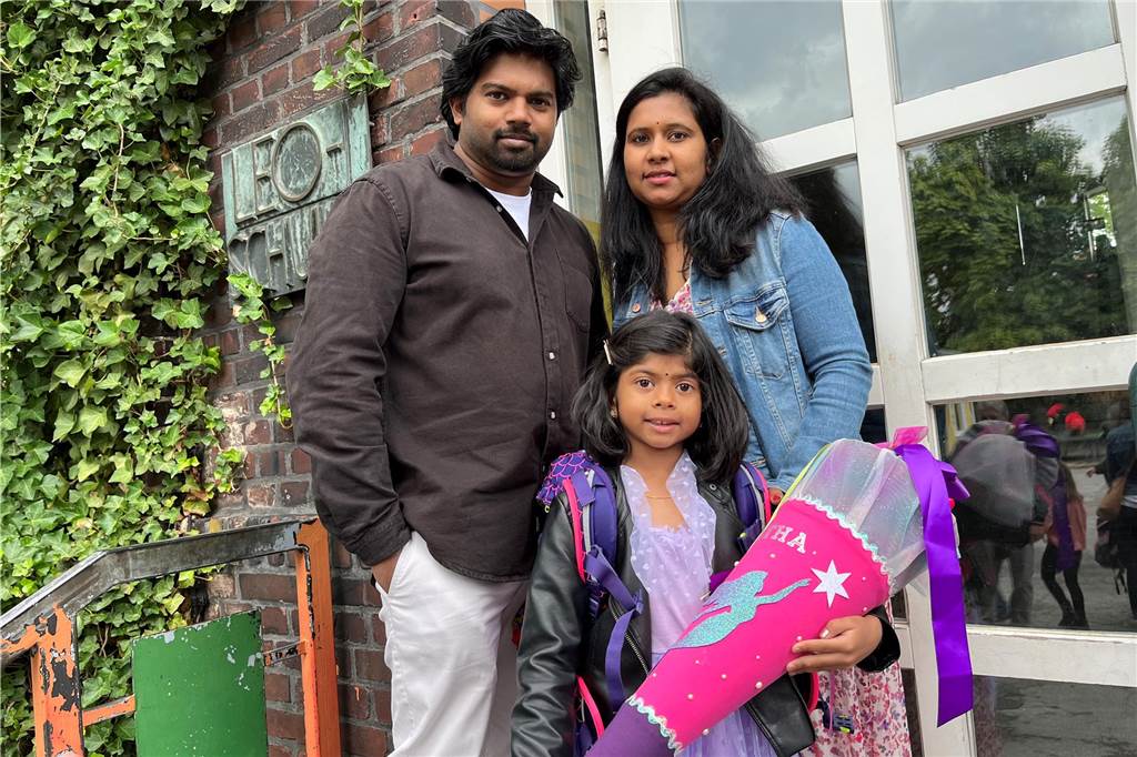 Die Familie Sanmugarajah bei der EInschulung der kleinen Yavitha-Bahrvathi.