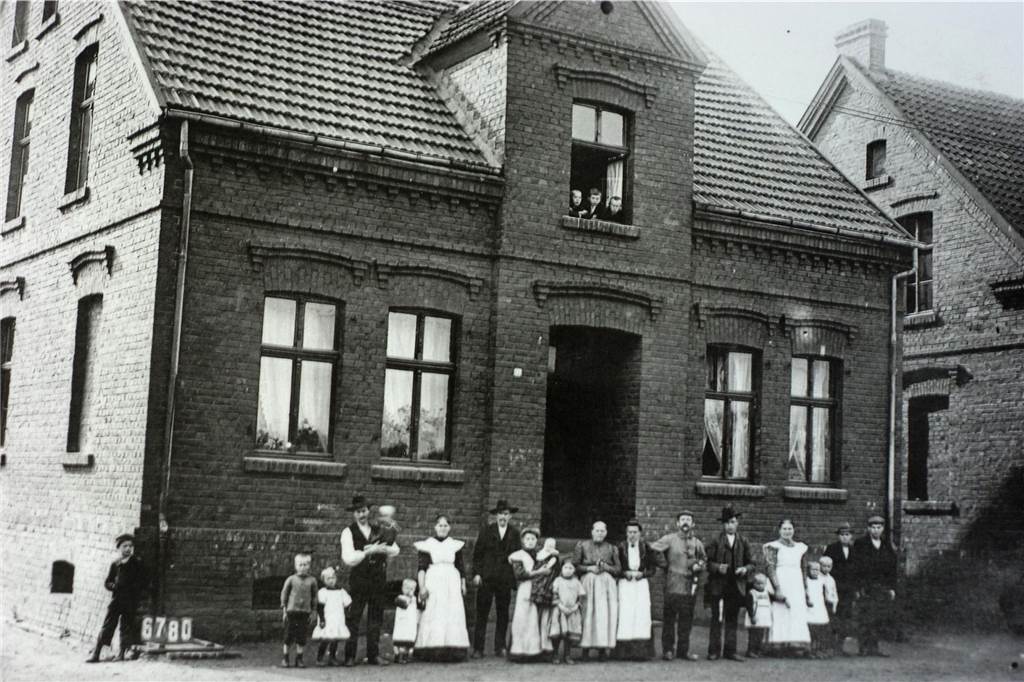 Die Familie Schumacher und ihre Nachbarn wohnte in der Gahmener Straße im Jahr 1904. 