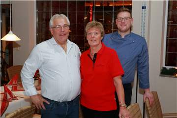 Die Familie Schwartenbeck – Antonius (l.), Ingrid und Stefan – betreiben die Gaststätte "Am Schulzenbusch".