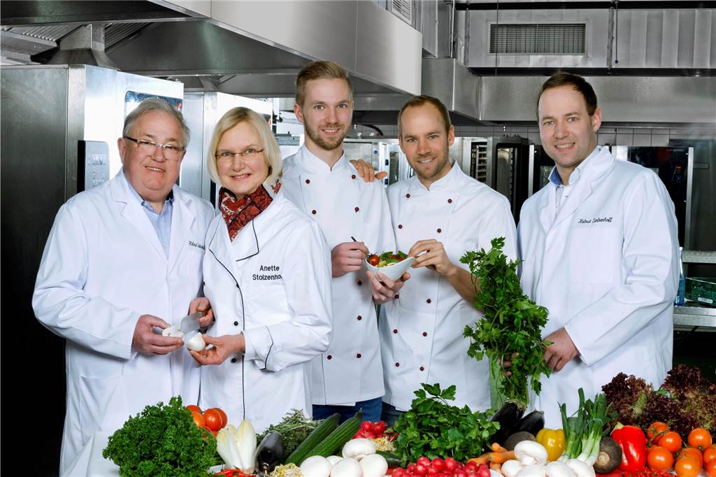 Corona soll neuen Weihnachtsmarkt bescheren – aber nicht jeder darf hin Die Familie Stolzenhoff hat sich mit ihrem Catering-Unternehmen einiges einfallen lassen, um auch in diesem Jahr Weihnachtsfeiern zu ermöglichen. Darauf freuen sich (v.l.) Helmut, Anette, Jan, Dennis und Helmut Christian Stolzenhoff.