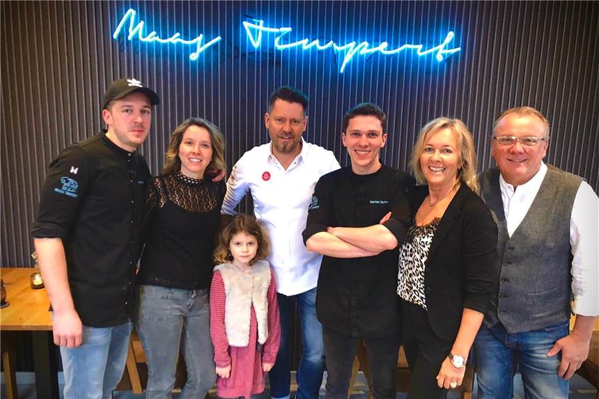 Sieg bei TV-Show: Restaurant holt den „goldenen Teller“ nach Dorsten Die ganz Familie Surray freut sich über den Erfolg in der TV-Show.