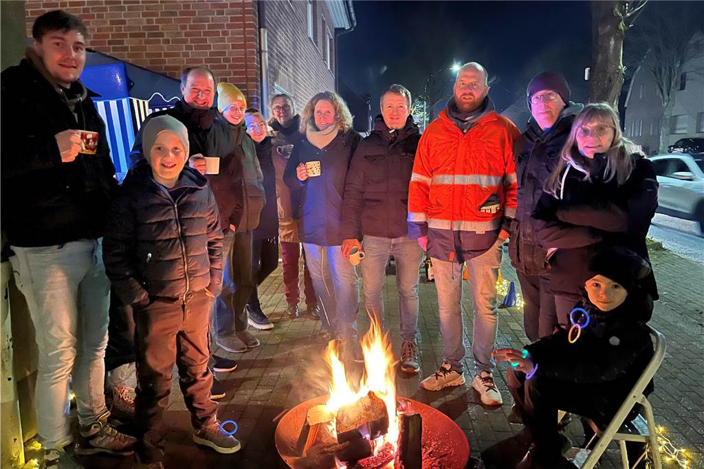 Viele Besucher bei Lichterfahrt durch Haltern Familie vor Wohnhaus in Haltern an der Weseler Straße