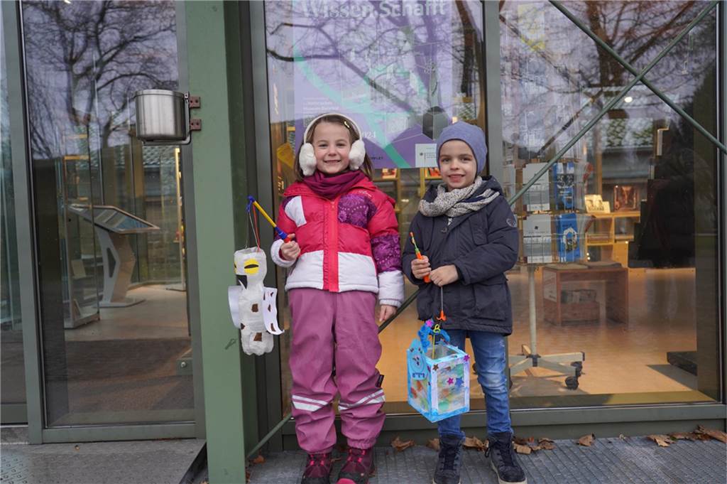 Die Familien ließen sich auch von schlechtem Wetter nicht abhalten und begrüßten den Nikolaus mit bunten Laternen.