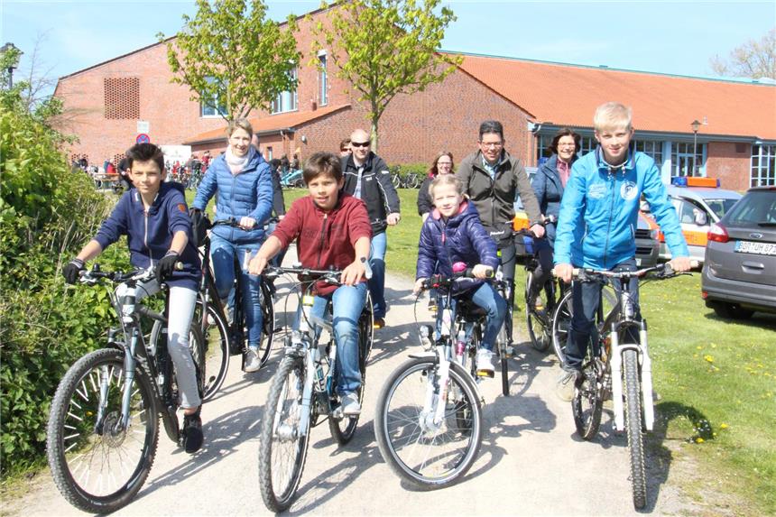 Rekordbeteiligung freut den Sportverband Die Familien Ossing, Grotendorst, Schleking und Grewing aus Erle fahren schon zum vierten Mal zusammen die Radtour – im letzten Jahr sogar bei Schnee.