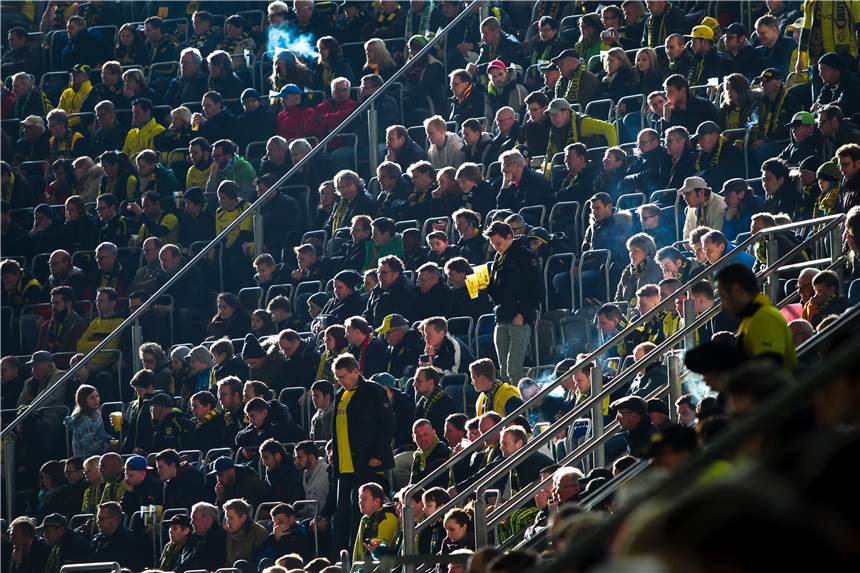 Darum klagen viele BVB-Fans über die schlechte Stimmung im Signal Iduna Park Die Fans auf den Sitzplätzen und die auf der Südtribüne sind sich selten einig.