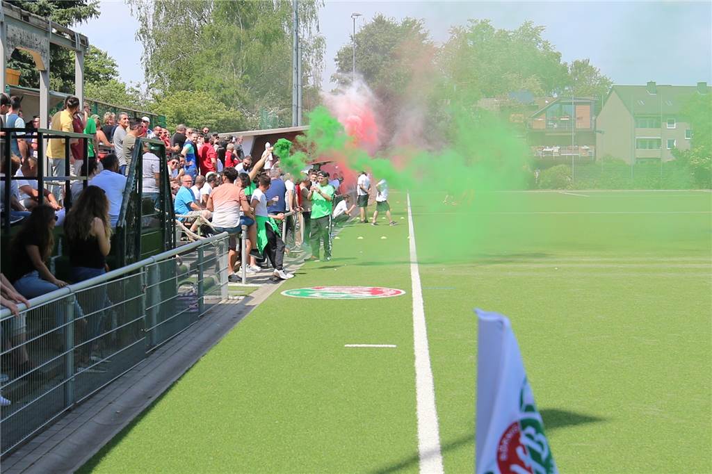 Liveticker: Eintracht Ickern kämpfte vergeblich um den Aufstieg in die Kreisliga A Die Fans beider Lager zünden bengalische Feuer.