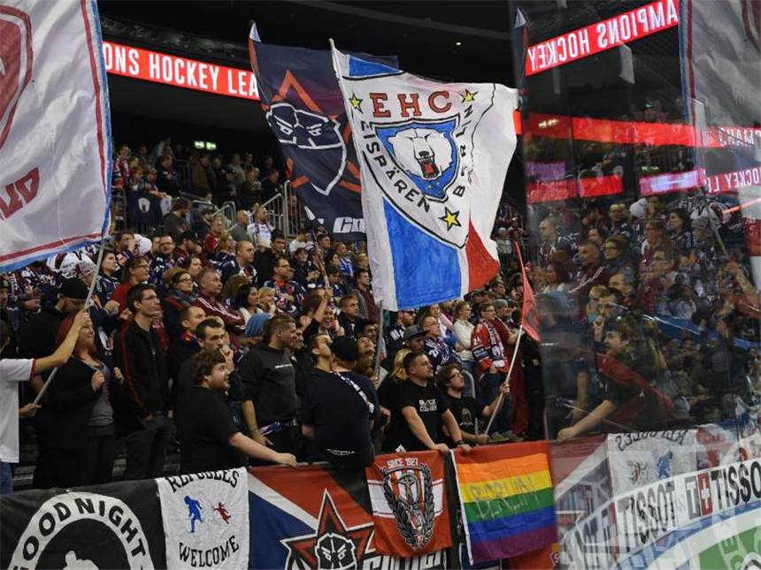 Die Stimmung bei den Berliner Eishockey-Fans kippt Die Fans der Eisbären Berlin werden langsam ungeduldig. Foto: Britta Pedersen