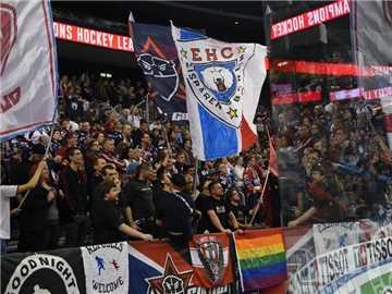 Die Fans der Eisbären Berlin werden langsam ungeduldig. Foto: Britta Pedersen