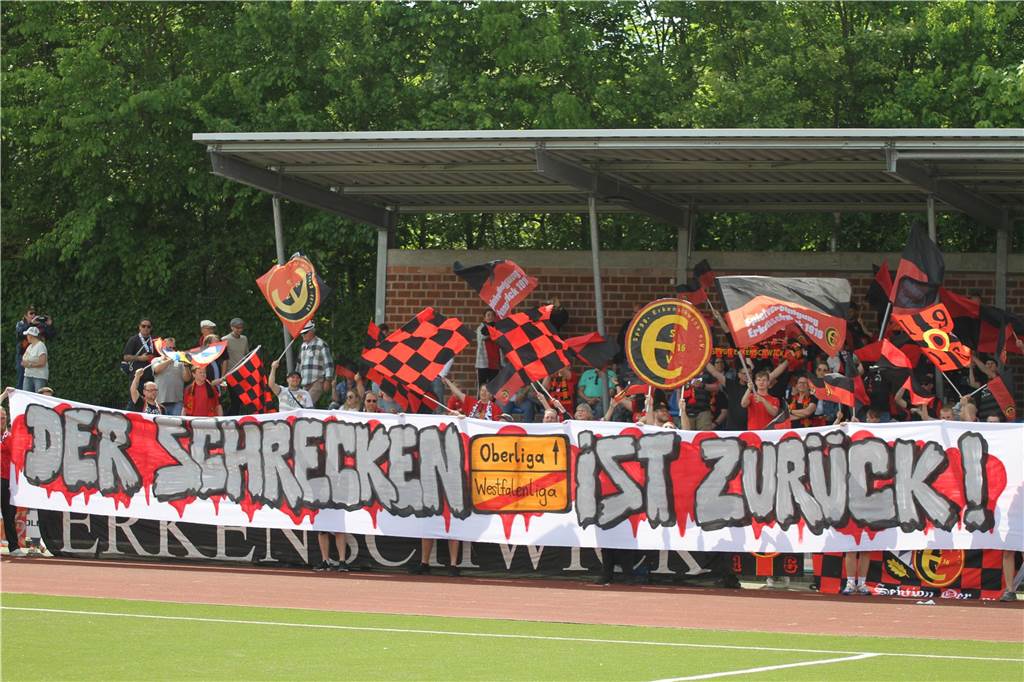 Drei Spieltage vor Schluss: Spvgg. Erkenschwick steigt nach Sieg in Nottuln in die Oberliga auf Die Fans der Spvgg. Erkenschwick hatten für den Anpfiff ein Banner vorbereitet.
