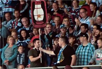 Die Fans der Straubing Tigers (links) überreichen die Rote Laterne vorübergehend an die Anhänger der Iserlohn Roosters.