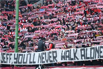 Die Fans des 1. FC Kaiserslautern halten zu ihrem Cheftrainer Jeff Strasser. Foto: Uwe Anspach