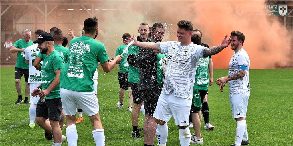 Die besten Bilder vom Meisterjubel des BVH Dorsten II BVH Dorsten II feiert den Aufstieg in die Kreisliga B