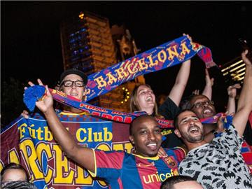 Die Fans des FC Barcelona feierten in der Nacht in Berlin. Foto: Paul Zinken