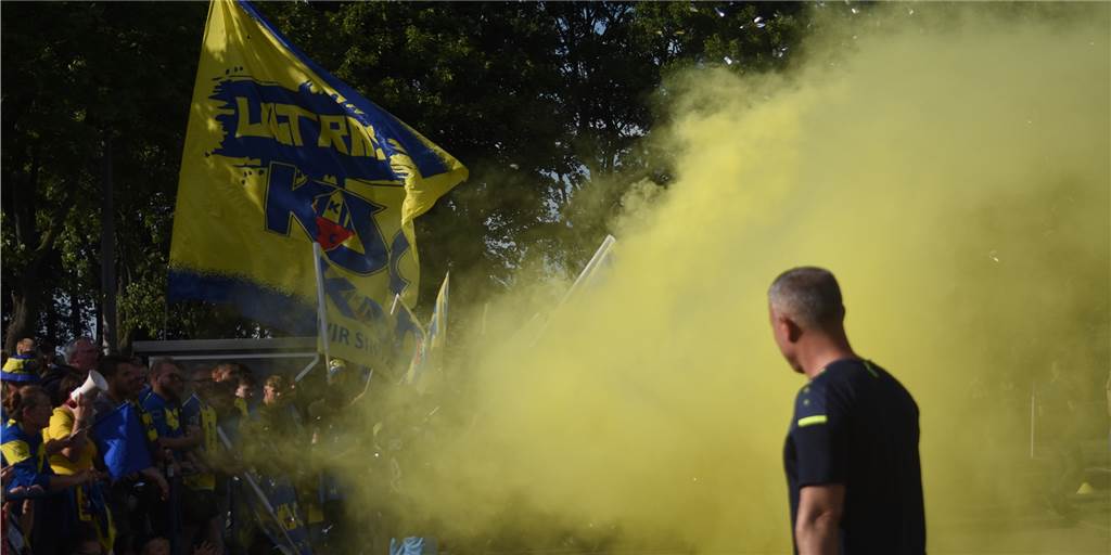 Illegaler Pyro-Einsatz und weniger Zuschauer als erwartet: FC Pelkum zieht Aufstiegsspiel-Fazit Die Fans des Kamener SC machten mit gelben Rauchtöpfen auf sich aufmerksam.