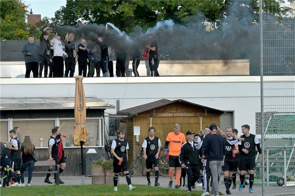 Die Fans des SV Preußen Lünen sorgen für Derbystimmung vor dem Spiel der Horstmarer gegen die Zweite der SG Gahmen.