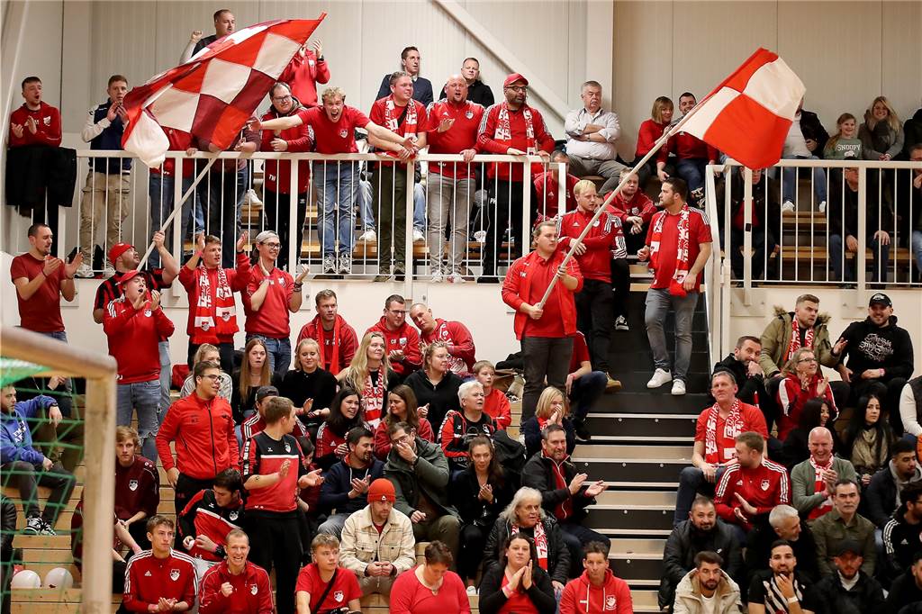Zwischenrunde der Dortmunder Hallenfußball-Stadtmeisterschaft 2022 Die Fans des TuS Kruckel dürfen auch in der Zwischenrunde feiern.