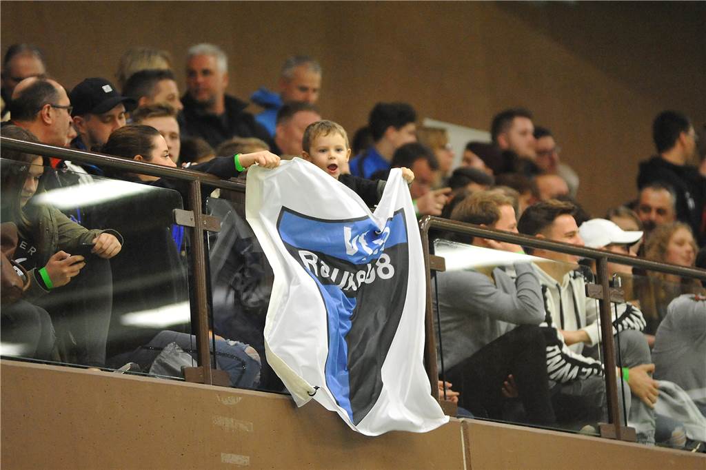 Ein Verein von der Castrop-Rauxeler Hallenstadtmeisterschaft ausgeschlossen Die Fans des VfR Rauxel waren beim letzten Turnier zahlreich auf der Tribüne vorzufinden. Sie brachten auch ein Banner mit.