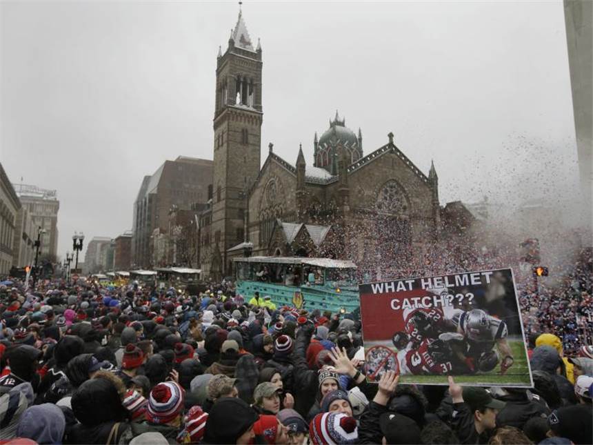 Patriots begeistert bei Super-Bowl-Parade in Boston gefeiert Die Fans in Boston ließen sich auch vom kalten Wetter nicht abhalten: Zehntausende kamen zur Parade. Foto: Steven Senne