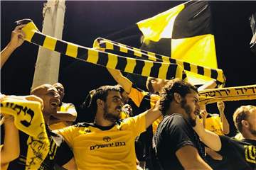 Die Fans von Beitar Nordia singen und halten die Fanschals hoch. Bei ihnen zählt nur die Liebe zum Fußball. Foto: Bernhard Küchler