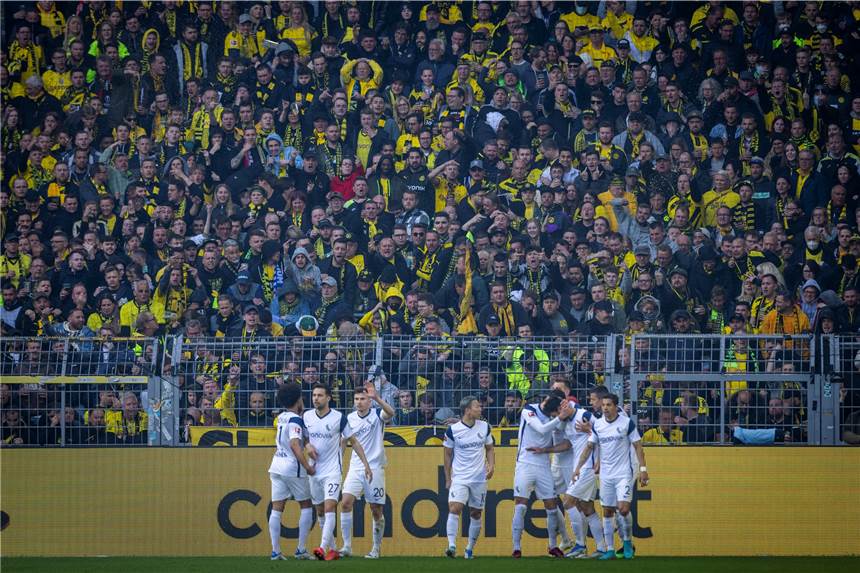 Fan-Stimmen nach dem Bochum-Spiel: „Den BVB-Spielern fehlt die Identifikation“ Bochumer Spieler feiern im Spiel gegen Borussia Dortmund vor der Südtribüne und den BVB-Fans.